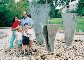 הפסל "נוה מדבר" במכון ויצמן למדע. שירין וד"ר רובינשטיין עם ילדיהם בן,סברינה וארי